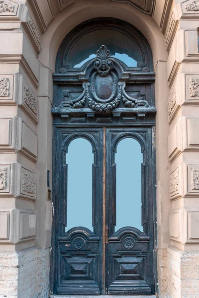 Porta Madeira Com Belo Acabamento Decorativo Parte Histórica Cidade Russa — Fotografia de Stock