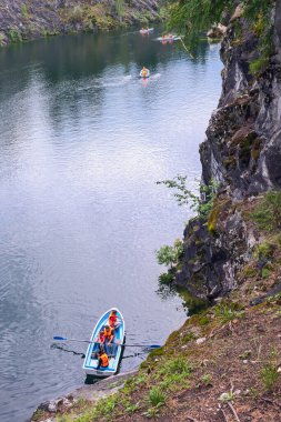 su dolu antik mermer ocağı turistlerle dolu tekneyle