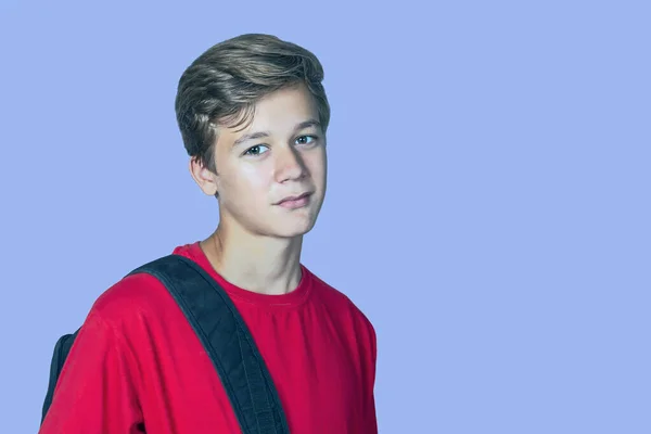 バックパックを背負った笑顔の10代の若者の肖像 — ストック写真