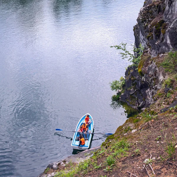 Pedreira Mármore Antigo Cheio Água Com Barco Com Turistas — Fotografia de Stock