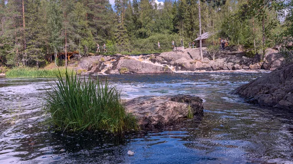 Burzliwa Górska Rzeka Wodospadem Turystami Moście Wiszącym Dla Pieszych Karelii — Zdjęcie stockowe