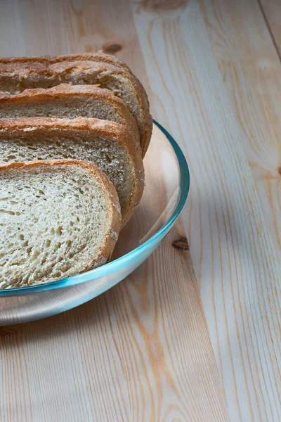 Fette Pane Grano Bianco Una Ciotola Vetro Una Superficie Legno — Foto Stock