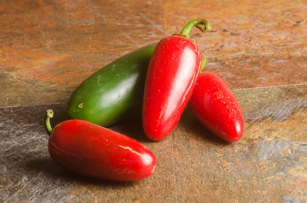 Kırmızı ve yeşil jalapenos — Stok fotoğraf