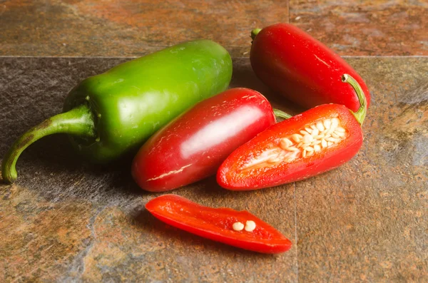 Kırmızı ve yeşil jalapenos — Stok fotoğraf