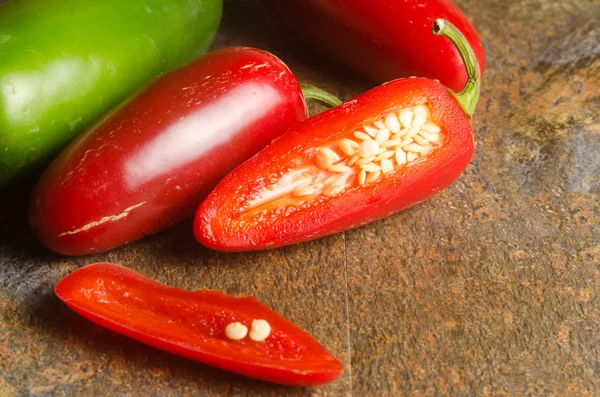 Kırmızı ve yeşil jalapenos — Stok fotoğraf