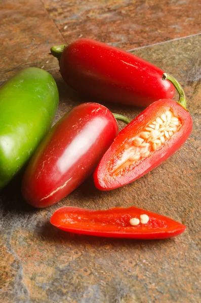 Rote und grüne Jalapenos — Stockfoto