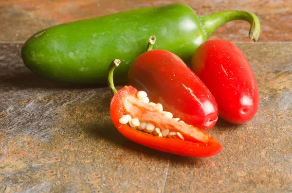 Rote und grüne Jalapenos — Stockfoto