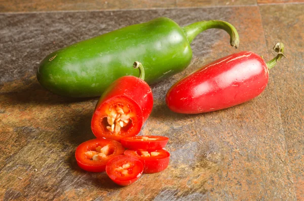 Kırmızı ve yeşil jalapenos — Stok fotoğraf