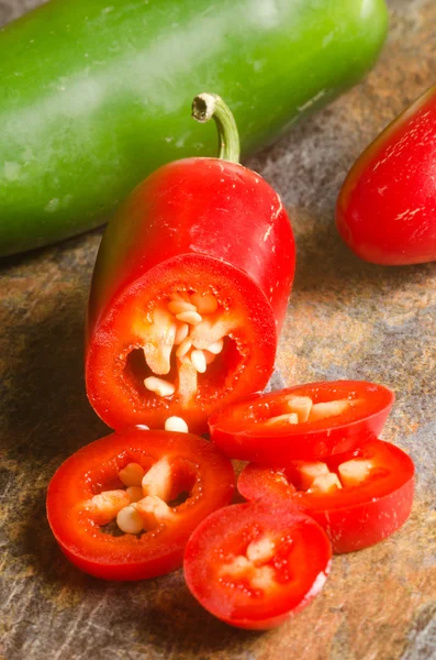 Kırmızı ve yeşil jalapenos — Stok fotoğraf