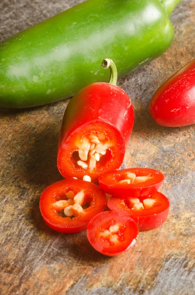 Kırmızı ve yeşil jalapenos — Stok fotoğraf