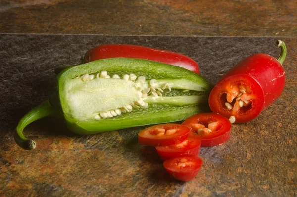 Kırmızı ve yeşil jalapenos — Stok fotoğraf