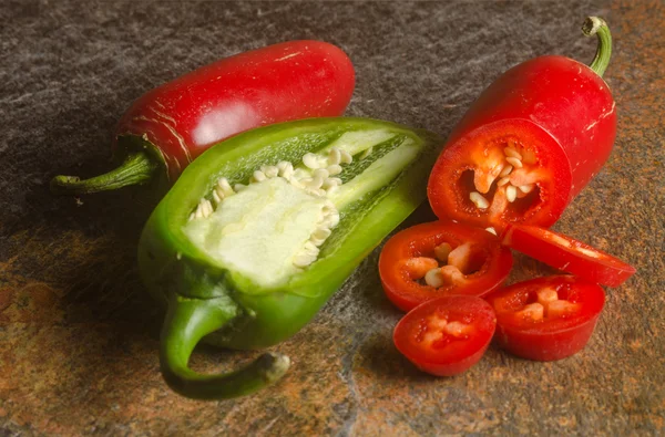 Kırmızı ve yeşil jalapenos — Stok fotoğraf