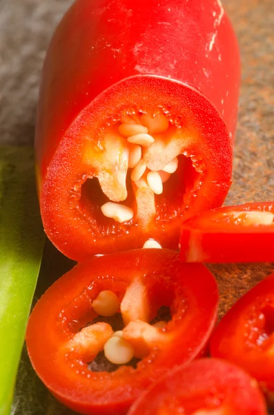 Rote und grüne Jalapenos — Stockfoto