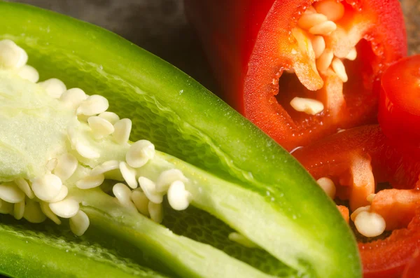 Kırmızı ve yeşil jalapenos