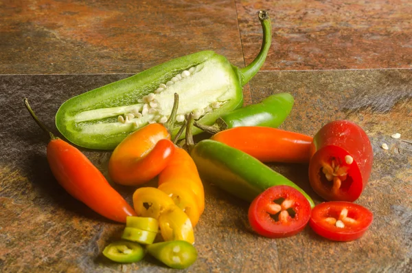 Serrano ve jalapeno biber — Stok fotoğraf