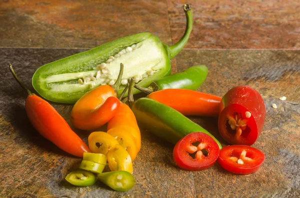 Serrano ve jalapeno biber — Stok fotoğraf