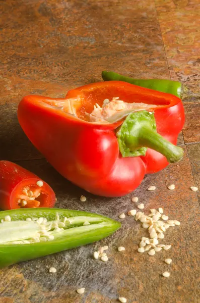 Červená paprika s semena — Stock fotografie