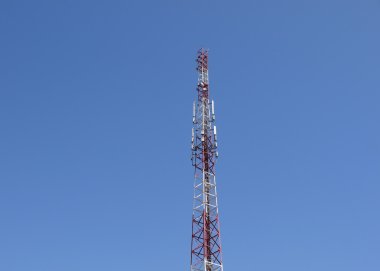 Mavi gökyüzü arka plan üzerinde hareket eden ya da radyo kulesi