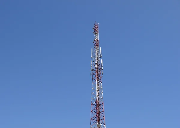 Komórkowego lub radio tower na tle niebieskiego nieba — Zdjęcie stockowe