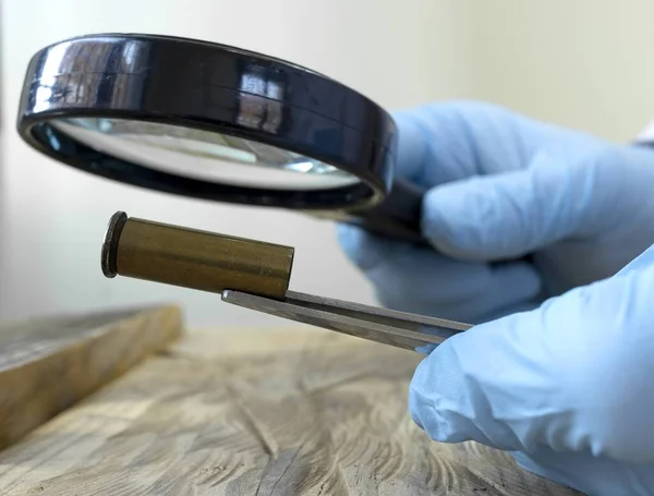 Expert Criminology Magnifying Glass Examines Bullet Case — Stock Photo, Image