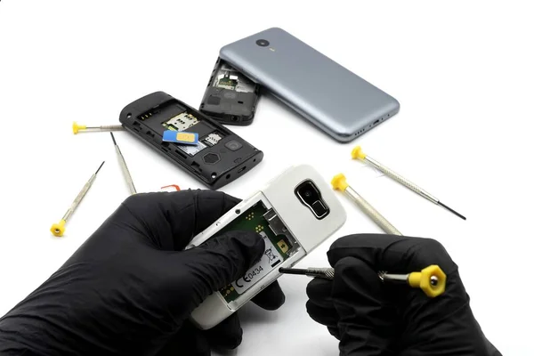 Akıllı telefon tamir eden biri.
