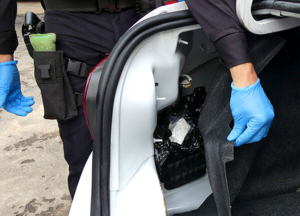 Полиция обнаружила небольшой тайник с кокаином, спрятанный в машине.