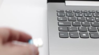 Bir dizüstüne kablosuz usb çubuğu yerleştirmeye özen göster