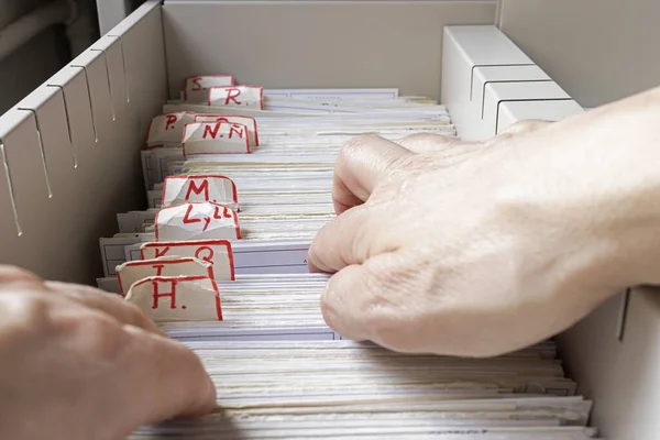 Handmatig Zoeken Een Kantoorbestand — Stockfoto