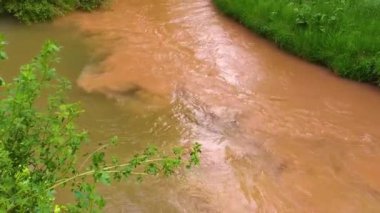 Teruel 'deki Turia Nehri' nin kaynağı, Alfambra ve Guadalaviar nehirlerinin birleşmesi farklı renkte akıntılar oluşturur.