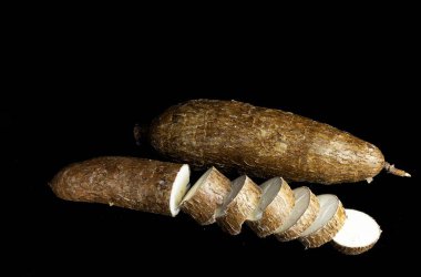 Koca bir yukka ve bir tane de siyah arka plandaki dilimlere.