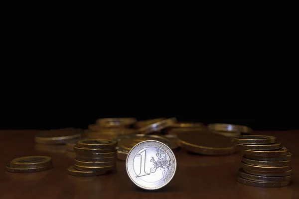 Seçici odak noktası siyah arkaplan üzerine bir euro olan diğer para birimleri odak dışı, ticaret ve para kavramı