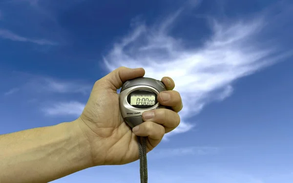 Een Hand Met Een Stopwatch Een Hemelse Achtergrond — Stockfoto