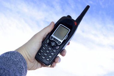 Telsiz ve telekomünikasyon cihazlarını mavi gökyüzüne karşı kullanarak.