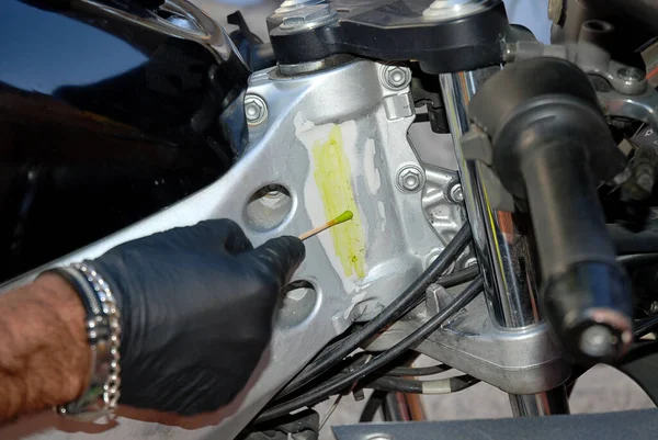 Научная Полиция Мазком Кислотой Пытается Обнаружить Скрытый Серийный Номер Мотоцикла — стоковое фото