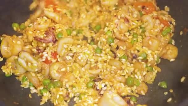 为西班牙名菜 海鲜饭 准备丰盛的酱汁 — 图库视频影像