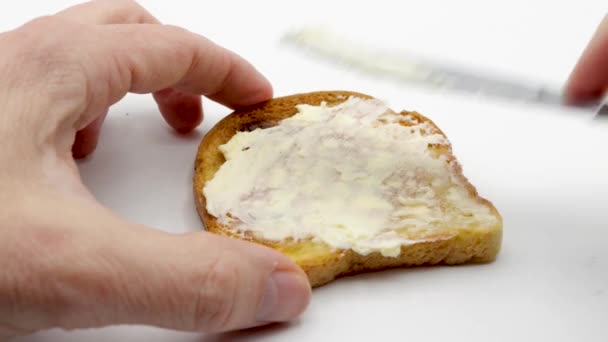 Butter Mit Einem Messer Auf Frischem Toast Verteilen — Stockvideo