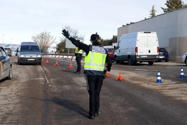 TERUEL, SPAIN - 20 HAZİRAN 2021: Ulusal polis salgını tarafından kontrol edilen bir polis kızı arabaları durdurdu.