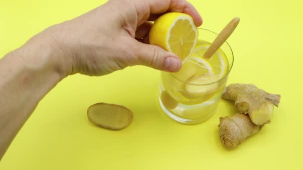 Натуральное Средство Против Зимнего Холода Имбирный Сок Выжатым Лимоном Желтом — стоковое видео