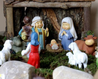  Ev yapımı bir doğum sahnesi, bebek İsa 'nın yemlikte olduğu bir Noel sahnesi, Maria, Jose ve çeşitli çiftlik hayvanlarıyla birlikte.