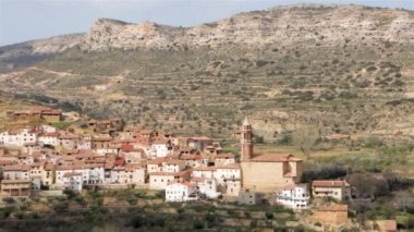 İspanya 'nın Maestrazgo Aragones kentindeki Teruel kasabası Seno' nun kilise kulesine zum yap.