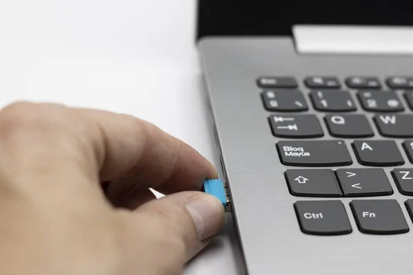 Birisi bilgisayara usb wifi çubuğu yerleştiriyor, iletişim konsepti.