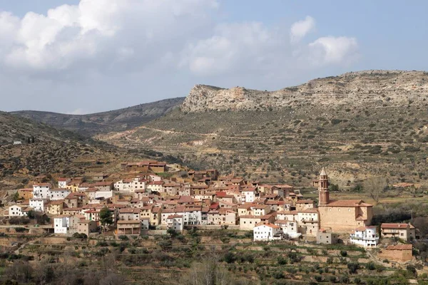 İspanya 'nın Aragon kentindeki Teruel ilindeki küçük bir köyün panoramik manzarası. Köy Maestrazgo bölgesine ait ve adı Seno.