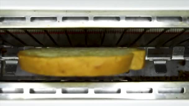 Toastbrot Springt Zeitlupe Aus Dem Toaster — Stockvideo