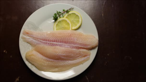 Pangafilets Pterogymnus Laniarius Weißfisch Aus Asien Milder Geschmack Mit Zitronenscheiben — Stockvideo
