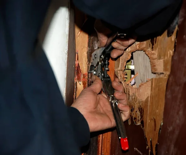 Thief Trying Pick Door Lock Pliers Break House Door Smashed — Stock Photo, Image