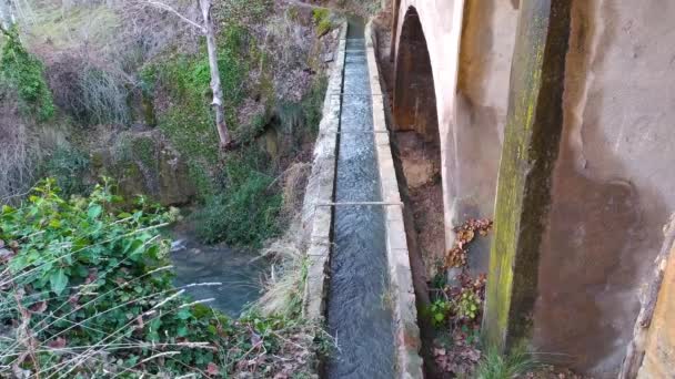 Uitzicht Van Boven Uit Een Oude Irrigatiegoot Rivier Stroomt Eronder — Stockvideo