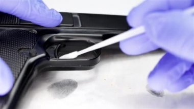  Steril bir örnekle, failin cinayet silahında bıraktığı DNA örneklerini topluyorum.