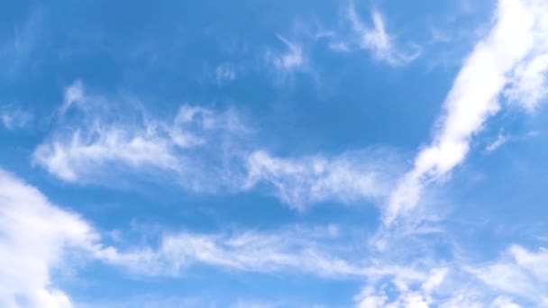 Временной Отрезок Облаков Растущих Пересекающих Голубое Небо Летом — стоковое видео