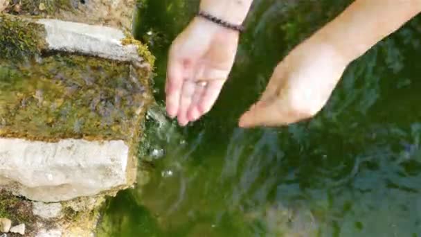 彼女の手を冷ますクリスタルクリア水の天然温泉で甘いスペインの熱から — ストック動画