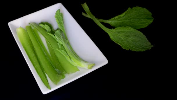 Mostrando Cámara Una Verdura Tradicional Aragonesa Borraja Cortada Plato Blanco — Vídeos de Stock